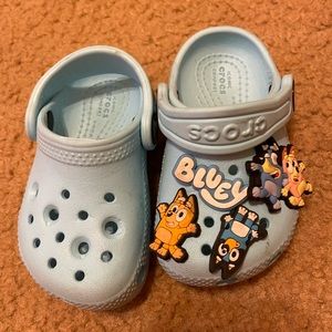 Size 5 blue crocs will come with extra bluey jibitz